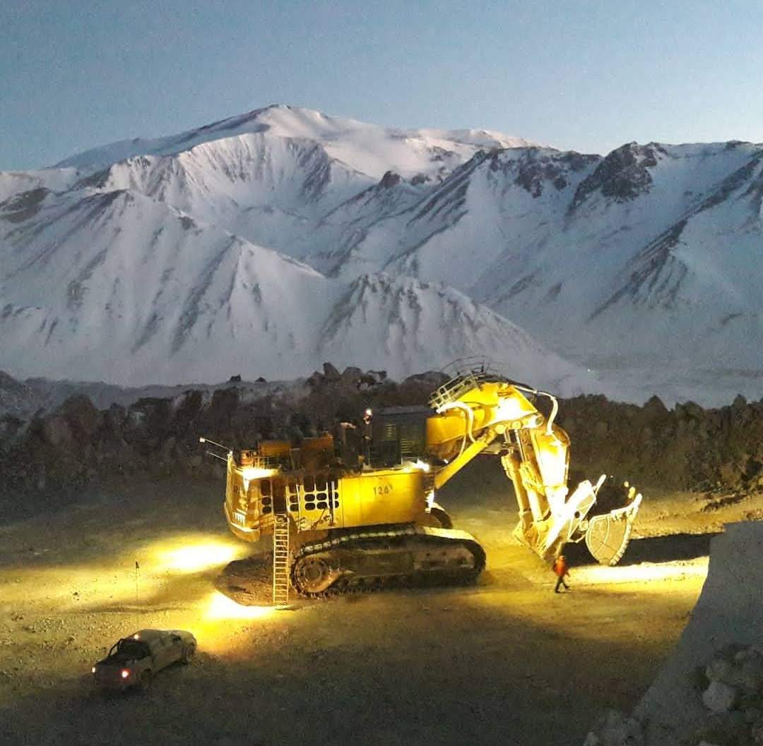 Excavadora minera operando de noche