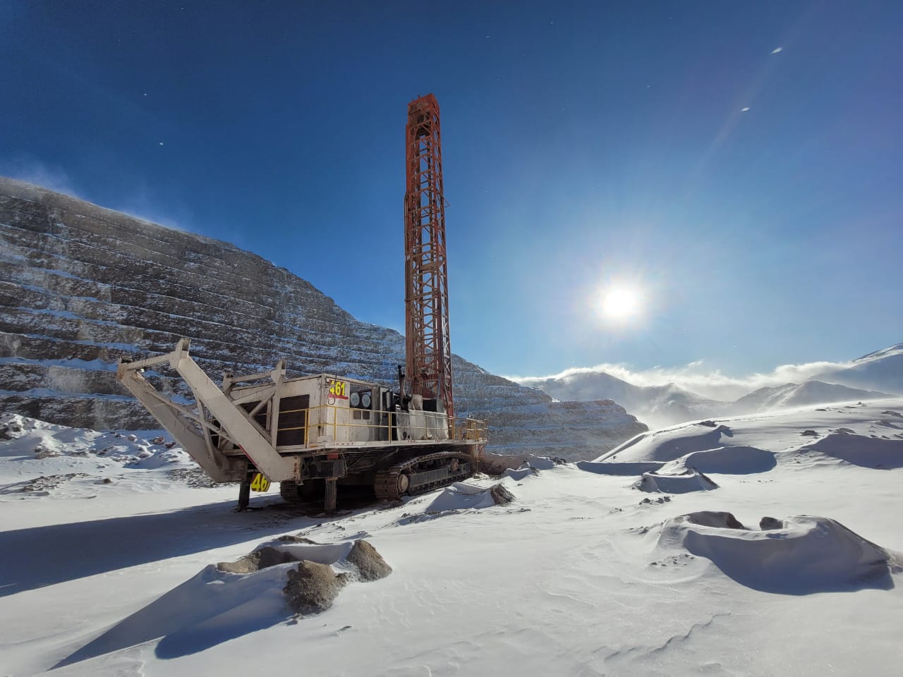 Operación minera en terreno nevado